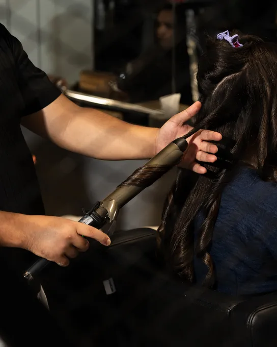 Boucles au fer sur cheveux longs et foncés