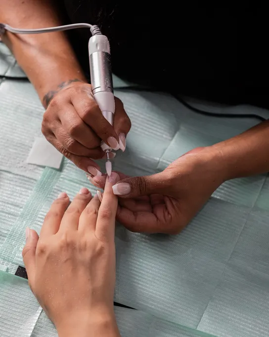 Manucure à la ponceuse sur ongles naturels